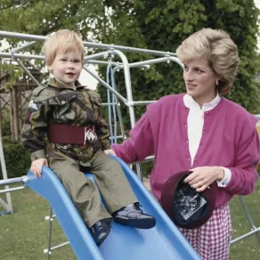 الأمير هاري في حديقة منزل هايجروف في غلوسترشاير، برفقة والدته، الأميرة ديانا (Prince Harry in the garden of Highgrove House in Gloucestershire, accompanied by his mother, Diana). مصدر الصورة: Tim Graham Photo Library via Getty Images