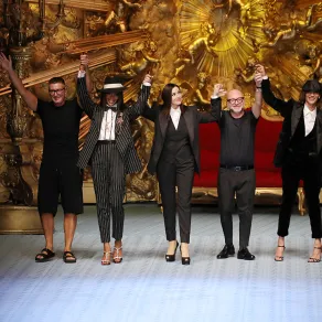 ماربيسا هينيك Marpessa Hennink، دومينيكو دولتشي Domenico Dolce، مونيكا بيلوتشي Monica Bellucci، ناعومي كامبل Naomi Campbell، وستيفانو غابانا Stefano Gabbana، في ختام عرض دولتشي أند غابانا Dolce & Gabbana، في ميلانو، لربيع وصيف 2019. -مصدر الصورة: Andreas Rentz/Getty Images