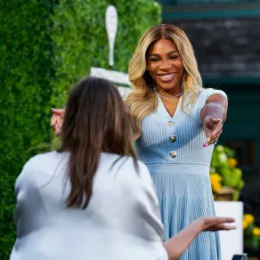 سيرينا ويليامز تعانق ماريا شارابوفا في قاعة مشاهير التنس الدولية في نيوبورت، رود آيلاند (Serena Williams embraces Maria Sharapova at the International Tennis Hall of Fame in Newport, R.I). مصدر الصورة: Joe Buglewicz/Getty Images for International Tennis Hall of Fame/AFP