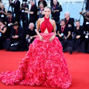 روز برترام Rose Bertram مهرجان فينيسيا السينمائي الدولي الـ81 -مصدر الصورة: Andreas Rentz/Getty Images