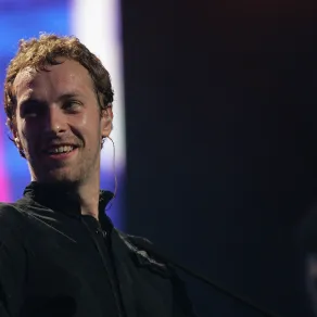 كريس مارتن مغني فرقة كولدبلاي في مسرح بيكون في مدينة نيويورك ( Chris Martin, singer of Coldplay, at the Beacon Theatre in New York City ). مصدر الصورة: Scott Gries / Getty Images North America / Getty Images via AFP