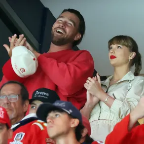 ترافيس كيلسي وتايلور سويفت في قاعة أميرانت بنك أرينا في صن رايز، فلوريدا (Travis Kelce and Taylor Swift at Amerant Bank Arena in Sunrise, Florida). مصدر الصورة: Bruce Bennett/Getty Images/AFP