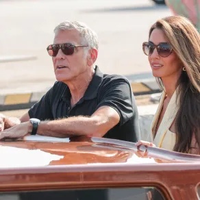 جورج كلوني وأمل كلوني يصلان إلى فينيسيا قبل مهرجان فينيسيا السينمائي الدولي الثاني والثمانين لعام 2025 في فينيسيا، إيطاليا (George Clooney and Amal Clooney arriving into Venice ahead of the 82nd Venice International Film Festival 2025 in Venice, Italy). مصدر الصورة: Jacopo Raule/GC Images