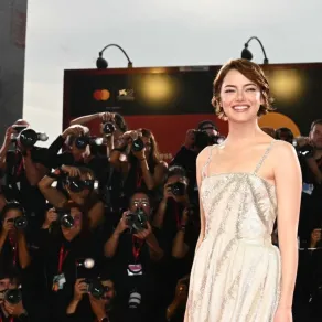 إيما ستون في فينيسيا ليدو (Emma Stone at Venice Lido). مصدر الصورة: Stefano RELLANDINI / AFP