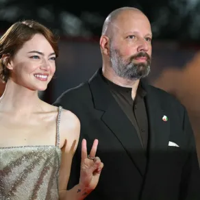 إيما ستون ويورجوس لانثيموس في البندقية ليدو (Emma Stone and Yorgos Lanthimos at Venice Lido). مصدر الصورة: Stefano RELLANDINI / AFP