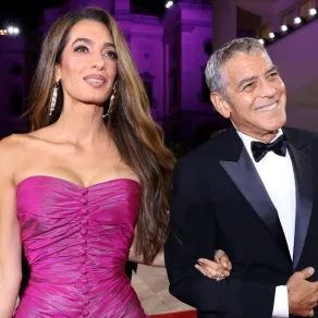 أمل كلوني وجورج كلوني خلال مهرجان فينيسيا السينمائي الدولي الثاني والثمانين في قصر السينما (Amal Clooney and George Clooney during the 82nd Venice International Film Festival at Palazzo del Cinema). مصدر الصورة:  Pascal Le Segretain/Getty Images for Lexus