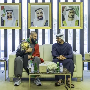 لقاء بين الشيخ زايد بن محمد بن زايد والبطل الإماراتي حمزة شيماييف - الصورة من وكالة الأنباء الإماراتية "وام"
