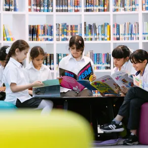 الطلاب داخل الفصول الدراسية بالإمارات - الصورة من وكالة الأنباء الإماراتية "وام"