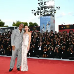 دواين جونسنون وإيميلي بلانت Dwayne Johnson and Emily Blunt، من مهرجان فينيسيا 2025. مصدر الصورة: Stefano RELLANDINI / AFP