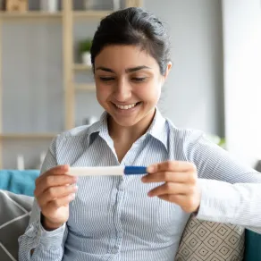 صورة لأم فرحة بنتيجة الفحص