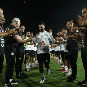 محمد صلاح يمشي عبر الممر الشرفي الذي أنشأه زملاؤه بالمنتخب المصري