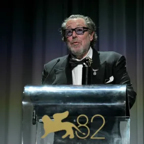 جوليان شنابل Julian Schnabel، من مهرجان فينيسيا السينمائي 2025. مصدر الصورة: Tiziana FABI / AFP
