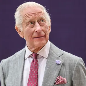 الملك تشارلز الثالث في سميثويك، بالقرب من برمنغهام، وسط إنجلترا (King Charles III in Smethwick, near Birmingham, central England). مصدر الصورة: Richard Pohle / POOL / AFP