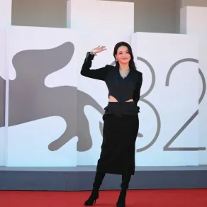 النجمة التايوانية شو كي ShuQi من مهرجان فينيسيا 2025- مصدر الصورة Tiziana FABI./AFP