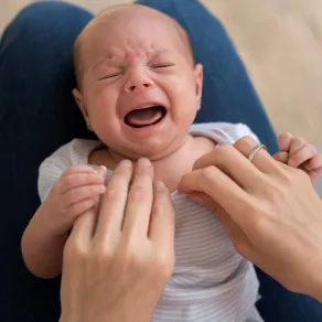 صورة لرضيع يبكي أثناء تغيير ملابسه