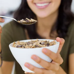 صورة لمرأة تتناول الطعام 
