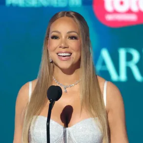 ماريا كاري في مسرح بيكوك في لوس أنجلوس (Mariah Carey at the Peacock Theatre in Los Angeles). مصدر الصورة: Michael Tran / AFP