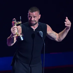ريكي مارتن Ricky Martin من حفل توزيع جوائز إم تي في للفيديو الموسيقي 2025. مصدر الصورة:  ANGELA WEISS / AFP