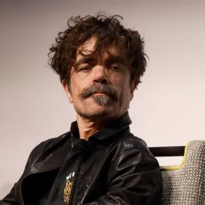 بيتر دينكلاج خلال العرض الخاص لفيلم "روفمان"  Peter Dinklage speaks onstage during the "Roofman" - مصدر الصورة: (Photo by Jason Mendez / GETTY IMAGES NORTH AMERICA / Getty Images via AFP)