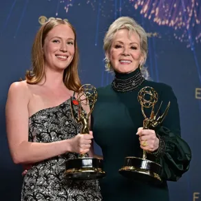 هانا إينبيندر وجين سمارت Hannah Einbinder and Jean Smart، من حفل توزيع جوائز إيمي برايمتايم 2025. مصدر الصورة: Frederic J. Brown / AFP