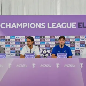 سيموني إنزاغي المدير الفني لفريق الهلال الأول لكرة القدم واللاعب  يوسف أكتشيشيك وآخرين