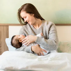 صورة تعبر عن تواصل المولود مع الأم