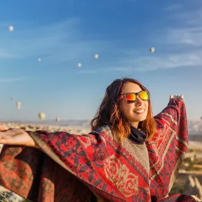 امرأة تنعم بالسلام الداخلي