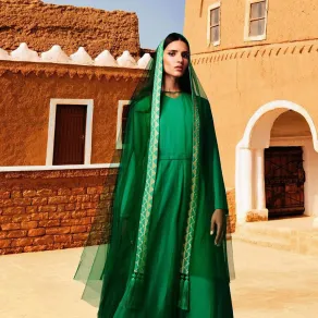  هنيدة الصيرفي - الصورة من حساب المصممة السعودية الرسمي على انستغرام