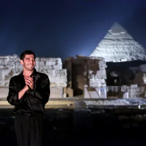 بوراك دينيز أمام الأهرامات خلال زيارته لمصر(Burak Deniz in front of the pyramids during his visit to Egypt). مصدر الصورة: Art d'Egypte / AFP