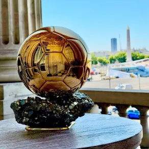 الكرة الذهبية. الصورة من الحساب الرسمي لـballondor على منصة x