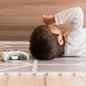 صورة لطفل يلقي بنفسه أرضاً ويبكي