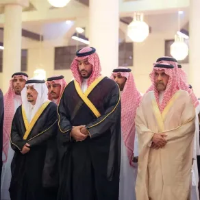 الأمير محمد بن سلمان بن عبدالعزيز آل سعود ولي العهد السعودي وأمير منطقة الرياض وعدد من الحضور أثناء إقامة صلاة الميت على المفتي العام للمملكة