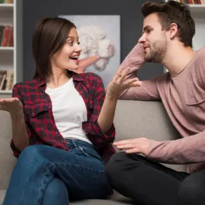 زوجة تتحدث مع زوجها وتناقشه بموضوعية وهو يبدو منصتاً مستجيباً وسعيداً