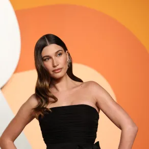 هايلي بيبر Hailey Bieber- (مصدر الصورة  Michael Tran / AFP)