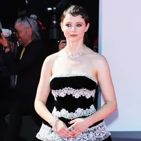 توماسين ماكنزي Thomasin McKenzie في مهرجان فينيسيا السينمائي 2025 ( مصدر الصورة: Ernesto Ruscio/Getty Images) 