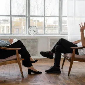 طبيبة نفسية تمارس عملها- الصورة تعبيرية من موقع pexels