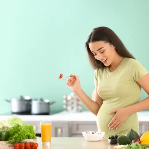 صورة حامل تتناول الطعام الصحي