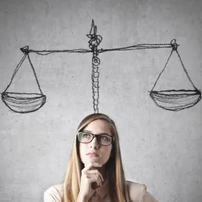امرأة تتساءل عن الأبراج التي يتوافق معها رجل الميزان 