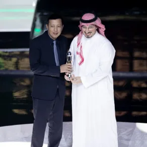 رئيس الاتحاد السعودي لكرة القدم ياسر المسحل وهو يتسلم جائزة أفضل اتحاد وطني في قارة آسيا خلال الحفل