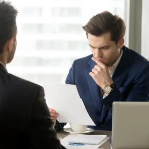 دليل أسئلة مقابلة الموارد البشرية HR - المصدر: freepik by yanalya  .دليل أسئلة مقابلة الموارد البشرية HR - المصدر: freepik by yanalya