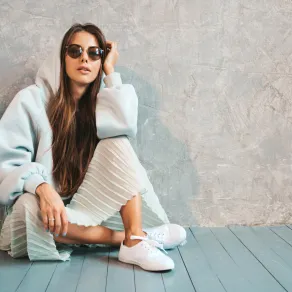 تنسيق عصري للأزياء- مصدر الصورة موقع Freepik  تنسيق عصريلالأزياء - مصدر الصورة موقع Freepik