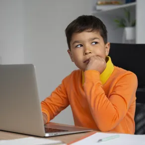 الآثار النفسية لقلة اهتمام الوالدين بالأطفال -  الصورة من موقع Freepik صورة لطفل