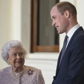 الملكة إليزابيث الثانية مع حفيدها الأمير ويليام بقصر باكنغهام في وسط لندن (Queen Elizabeth II with her grandson Prince William outside the Grand Entrance of Buckingham Palace in central London). مصدر الصورة: Victoria Jones / POOL / AFP