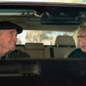 مايكل دوغلاس وآلان أركين في مسلسل The Kominsky Method- الصورة من موقع IMDB