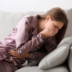 صورة لحامل تشعر بالقيء