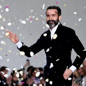 المصمم لدى سكياباريللي Schiaparelli  دانيال روزبيري Daniel Roseberry - (مصدر الصورة  Anne-Christine POUJOULAT / AFP)