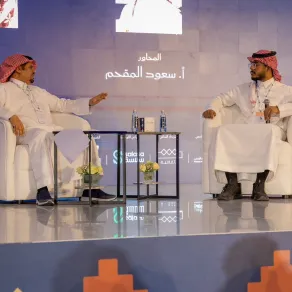 الندورة قدمها الأستاذ سعد الحافي وأدارَها الأستاذ سعود المقحم. مصدر الصورة المركز الإعلامي لمعرض الكتتاب الدولي