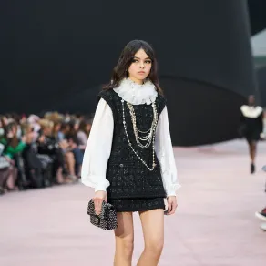 إطلالة من شانيل Chanel - الصورة من Launchmetrics/Spotlight © إطلالة من شانيل Chanel - الصورة من Launchmetrics/Spotlight ©