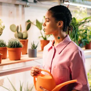 امرأة تهتم بالنباتات- المصدر: pexels-cottonbro-studio 