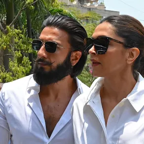 رانفير سينغ وديبيكا بادوكون في مومباي (Ranveer Singh and Deepika Padukone in Mumbai). مصدر الصورة: SUJIT JAISWAL / AFP
